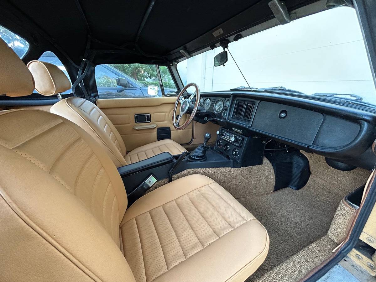 Mgb-roadster-1977-yellow-12