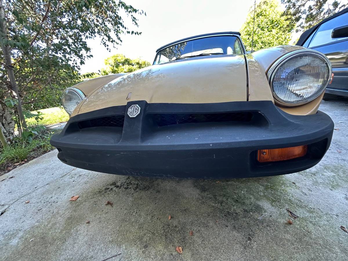 Mgb-roadster-1977-yellow-13