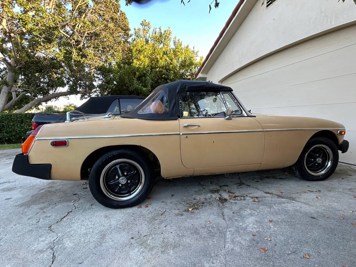 Mgb-roadster-1977-yellow-15