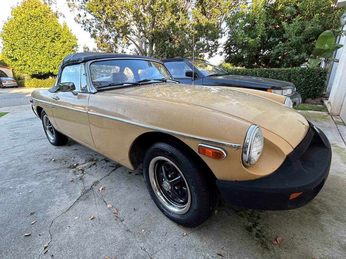 Mgb-roadster-1977-yellow-16