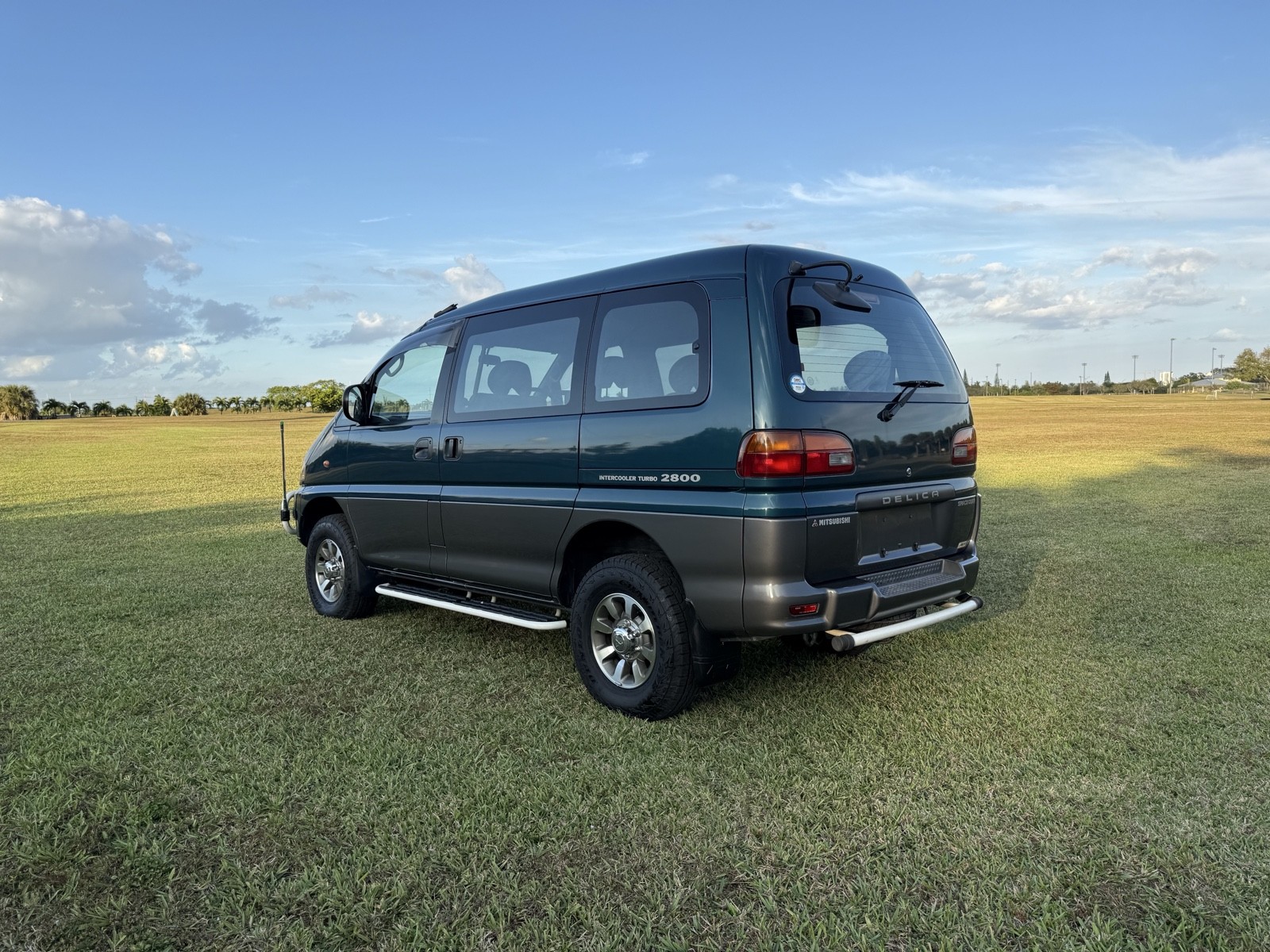 Mitsubishi-Delica-1996-Minivan-1