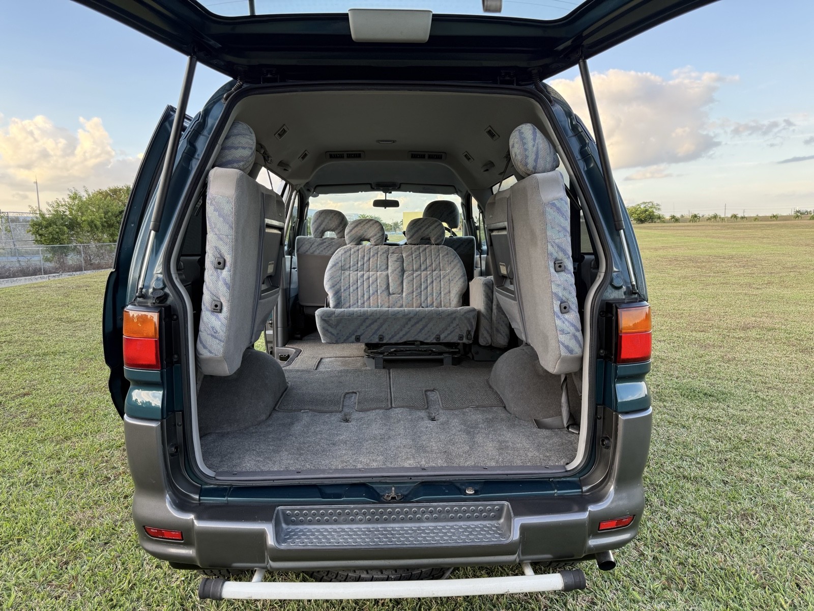 Mitsubishi-Delica-1996-Minivan-16
