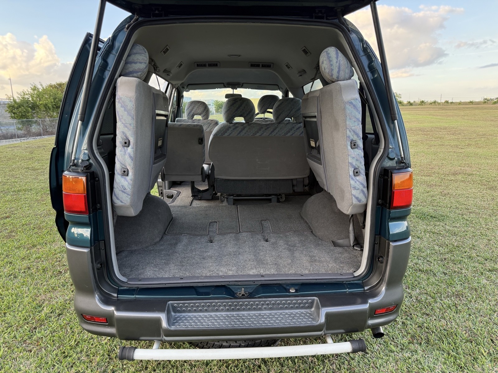 Mitsubishi-Delica-1996-Minivan-17