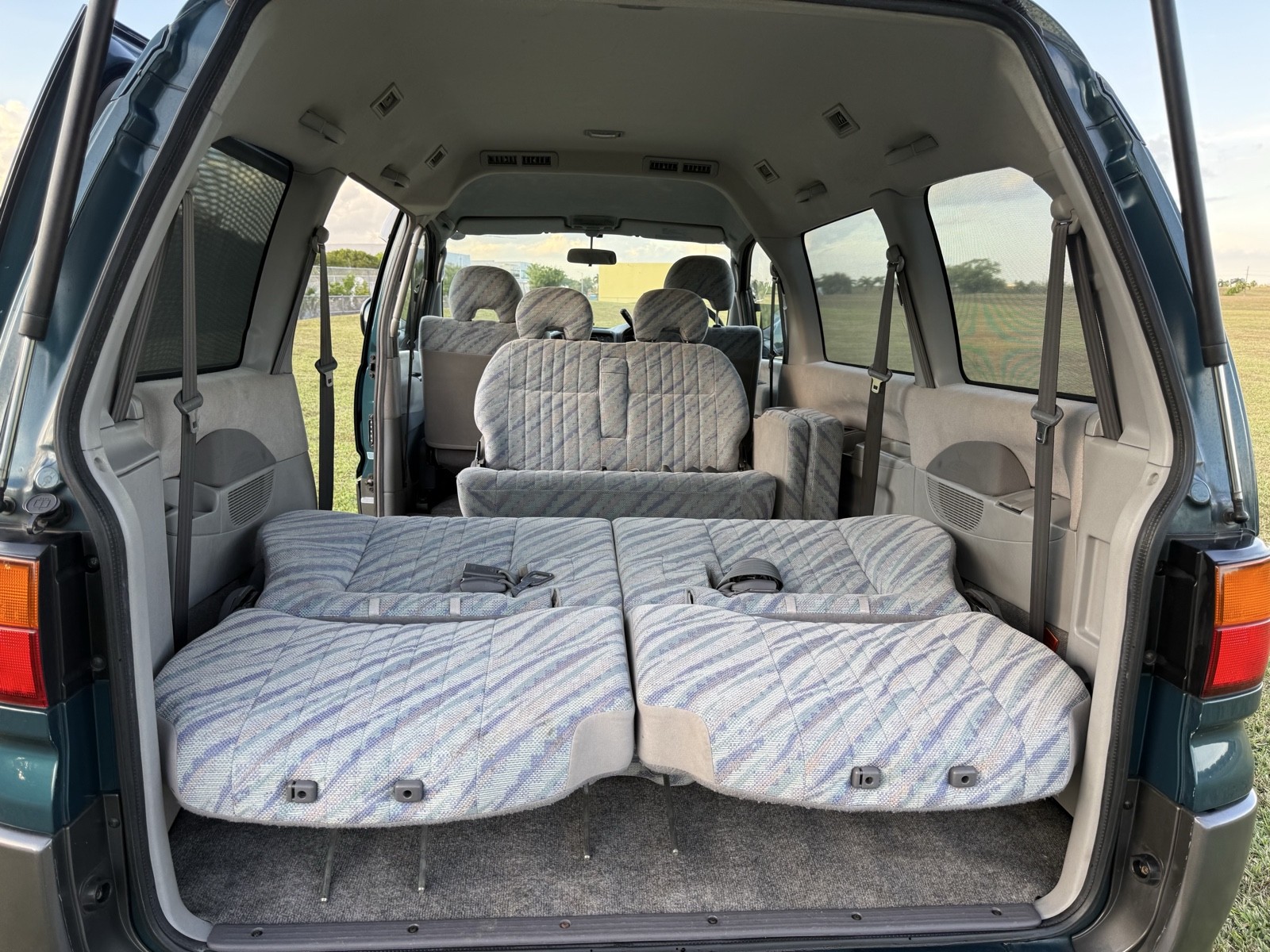 Mitsubishi-Delica-1996-Minivan-18