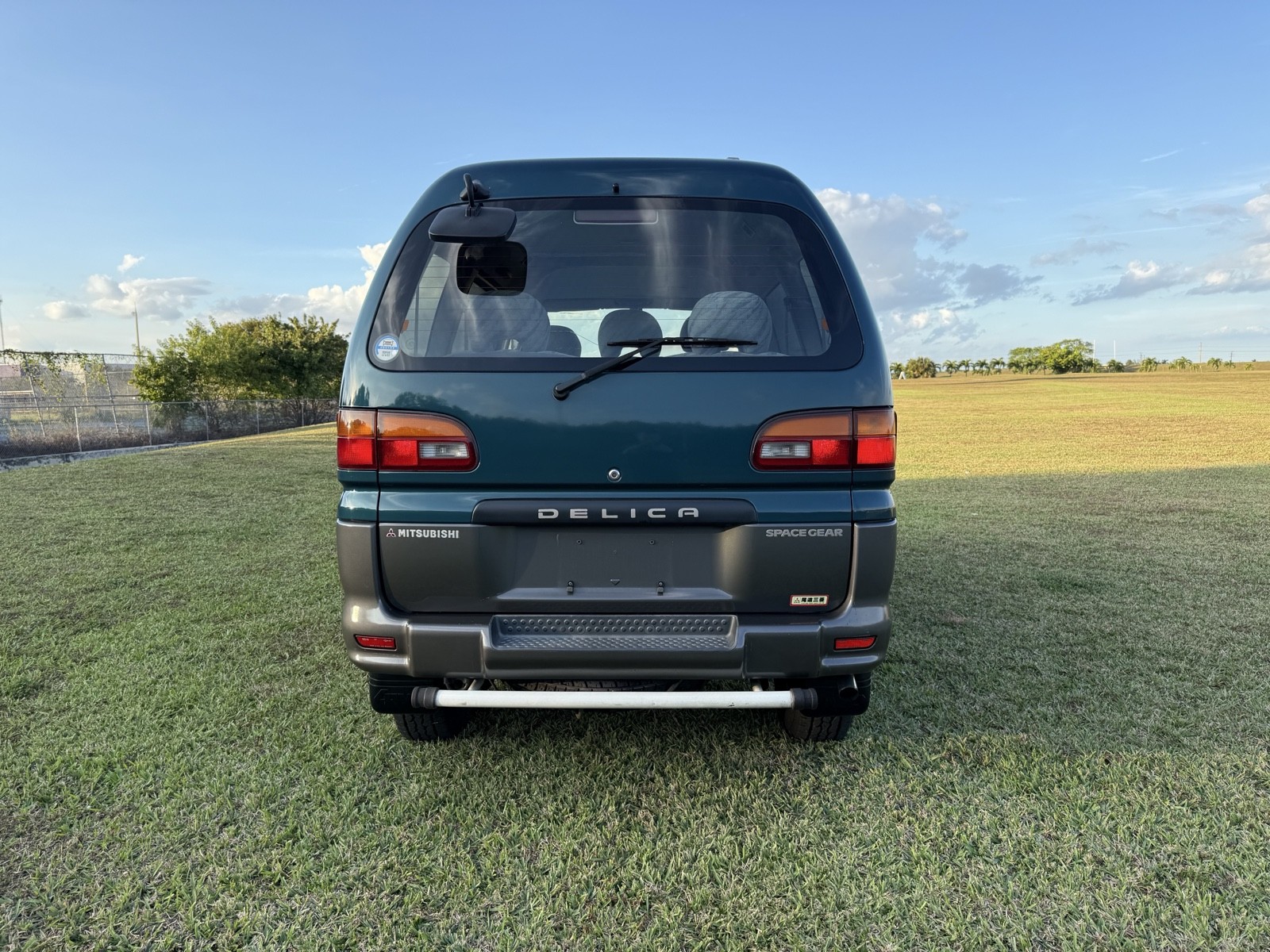 Mitsubishi-Delica-1996-Minivan-2