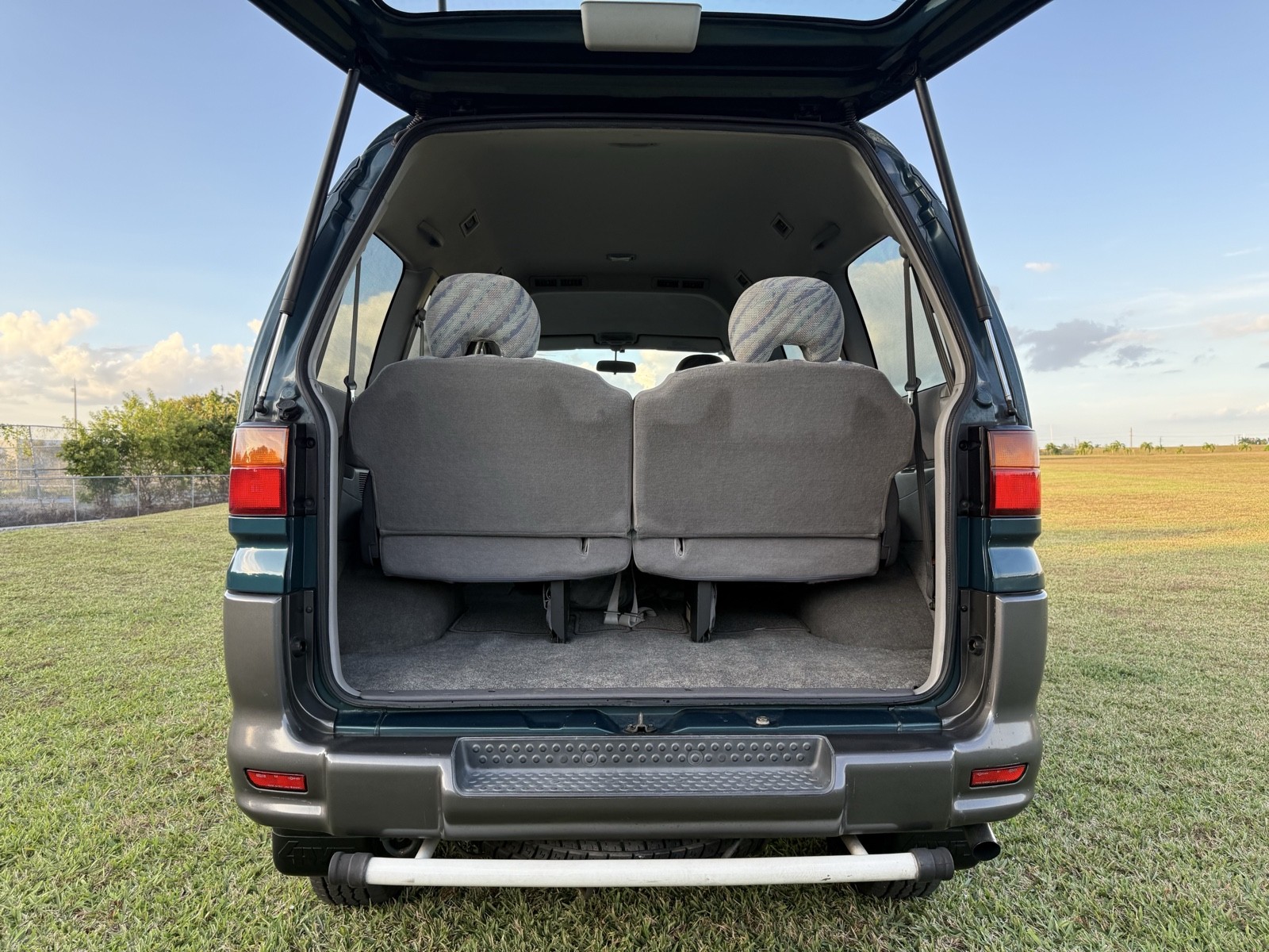 Mitsubishi-Delica-1996-Minivan-22