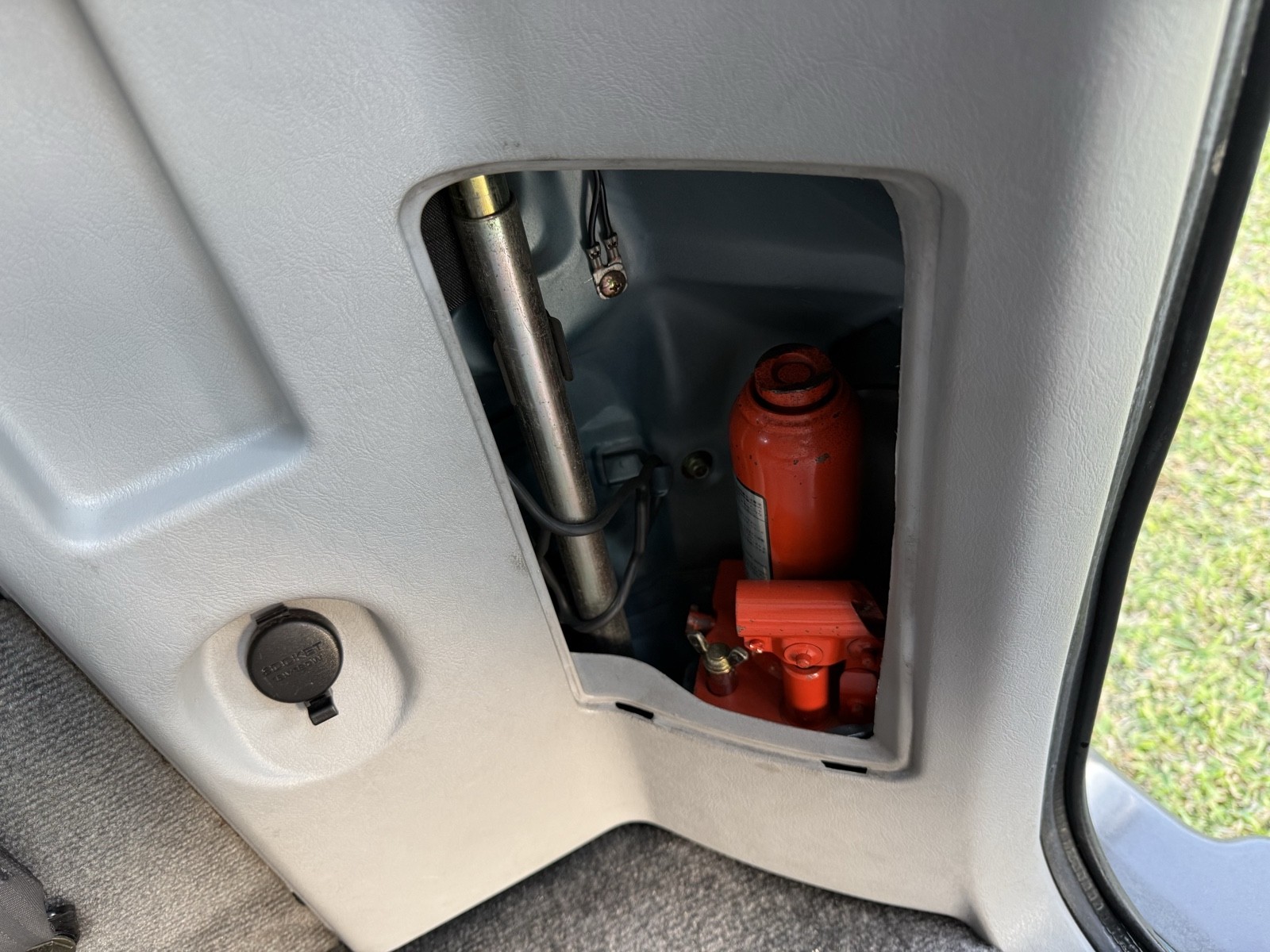 Mitsubishi-Delica-1996-Minivan-9