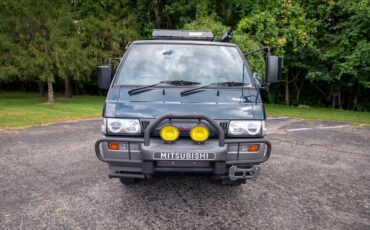 Mitsubishi-Delica-Star-Wagon-1991-Minivan-1