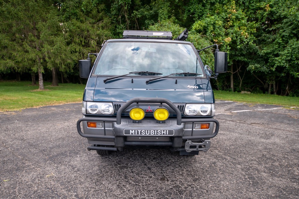 Mitsubishi-Delica-Star-Wagon-1991-Minivan-1