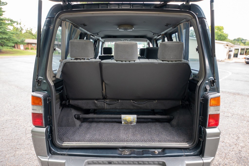 Mitsubishi-Delica-Star-Wagon-1991-Minivan-12