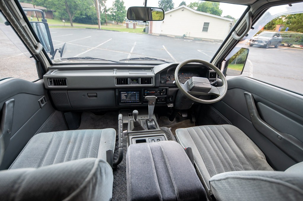 Mitsubishi-Delica-Star-Wagon-1991-Minivan-15