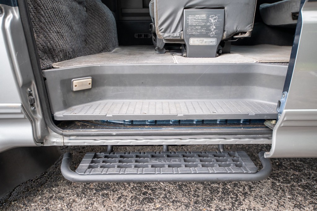 Mitsubishi-Delica-Star-Wagon-1991-Minivan-16