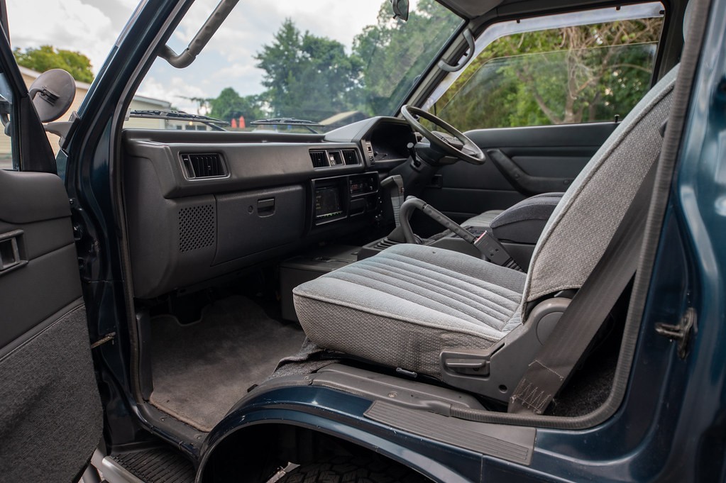 Mitsubishi-Delica-Star-Wagon-1991-Minivan-17