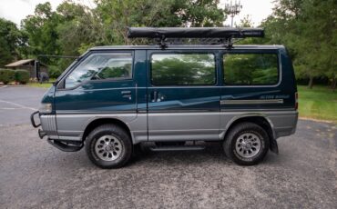 Mitsubishi-Delica-Star-Wagon-1991-Minivan-2