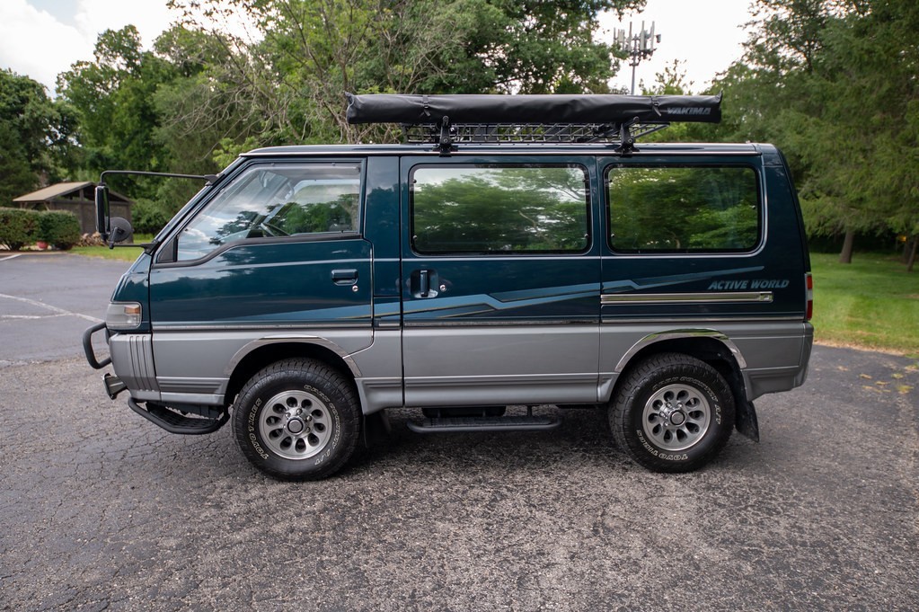 Mitsubishi-Delica-Star-Wagon-1991-Minivan-2