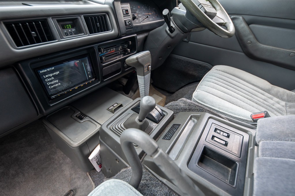 Mitsubishi-Delica-Star-Wagon-1991-Minivan-21