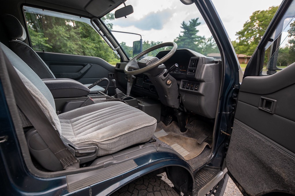 Mitsubishi-Delica-Star-Wagon-1991-Minivan-24