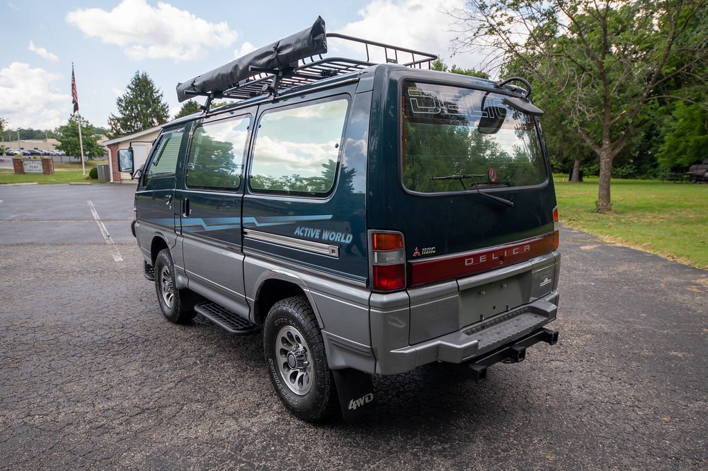 Mitsubishi-Delica-Star-Wagon-1991-Minivan-3