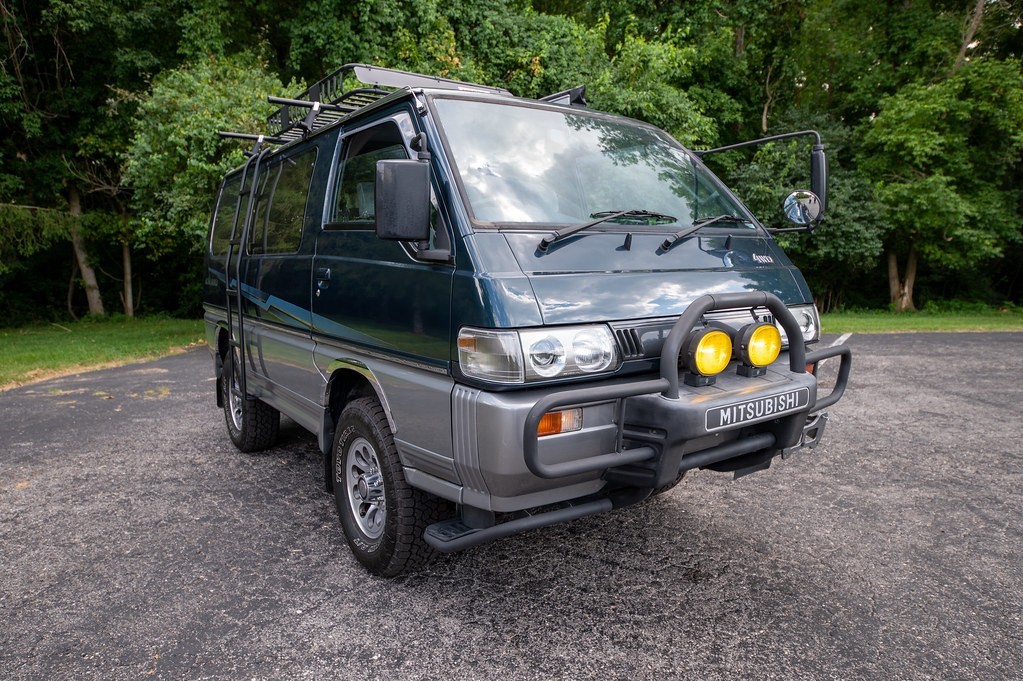 Mitsubishi-Delica-Star-Wagon-1991-Minivan-30