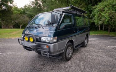 Mitsubishi-Delica-Star-Wagon-1991-Minivan