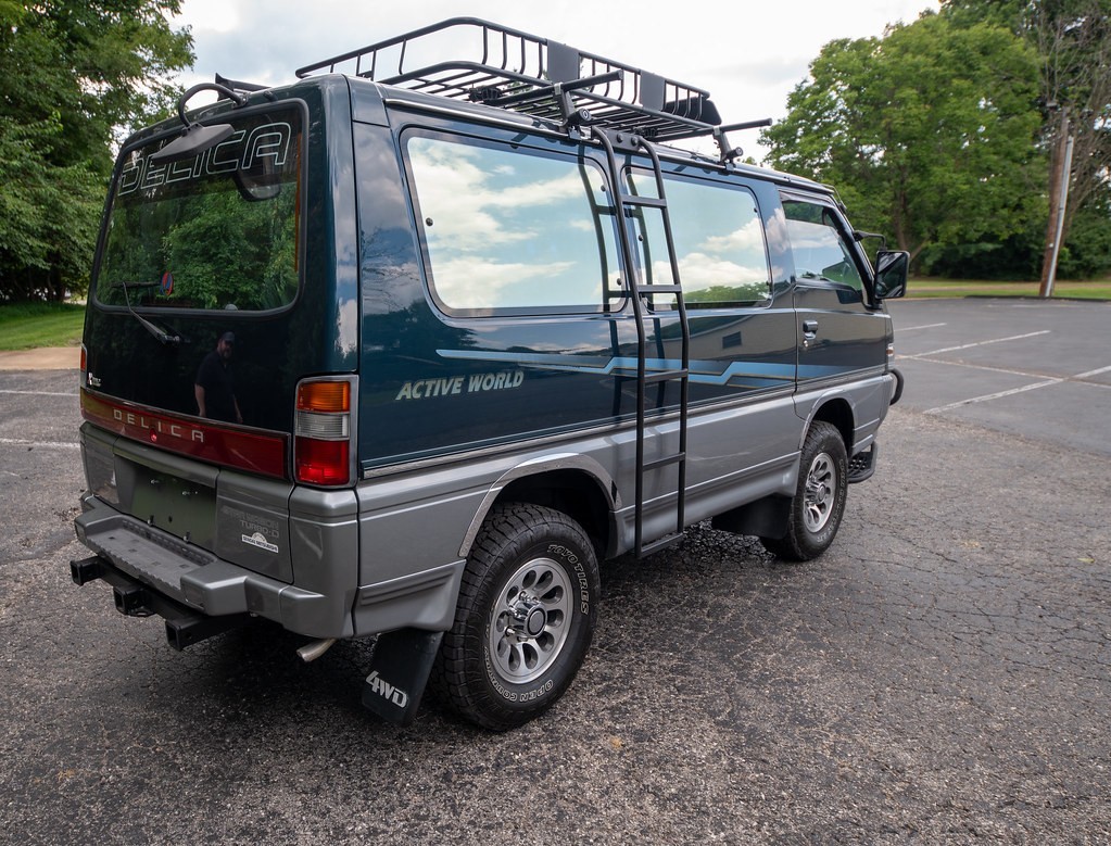 Mitsubishi-Delica-Star-Wagon-1991-Minivan-4