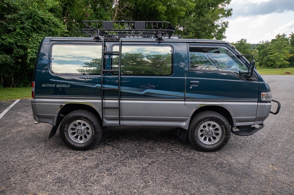 Mitsubishi-Delica-Star-Wagon-1991-Minivan-5