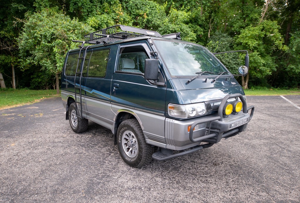 Mitsubishi-Delica-Star-Wagon-1991-Minivan-6