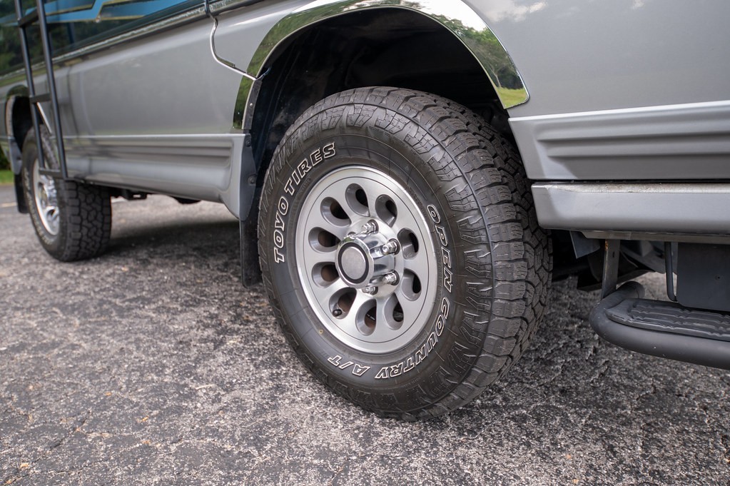 Mitsubishi-Delica-Star-Wagon-1991-Minivan-7