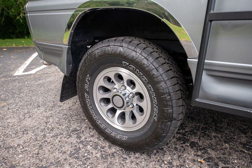 Mitsubishi-Delica-Star-Wagon-1991-Minivan-9