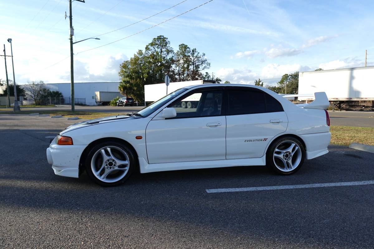 Mitsubishi-lancer-evolution-1996-white-11