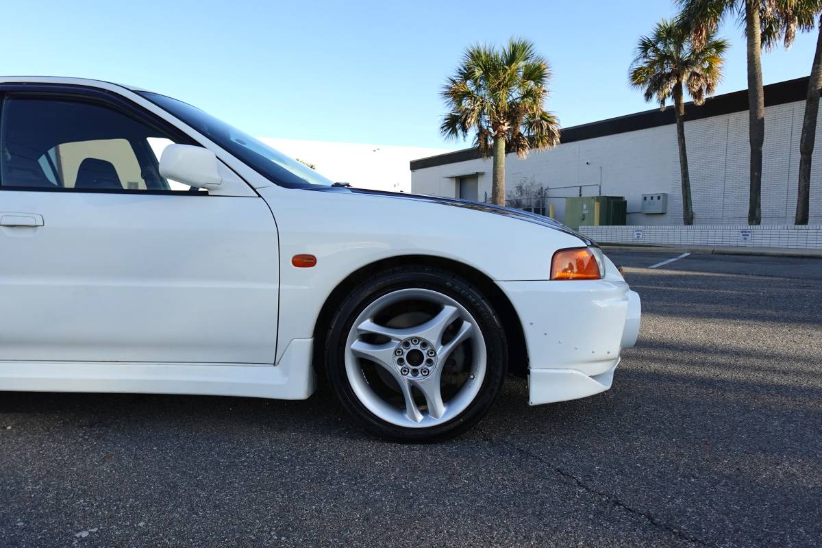 Mitsubishi-lancer-evolution-1996-white-4