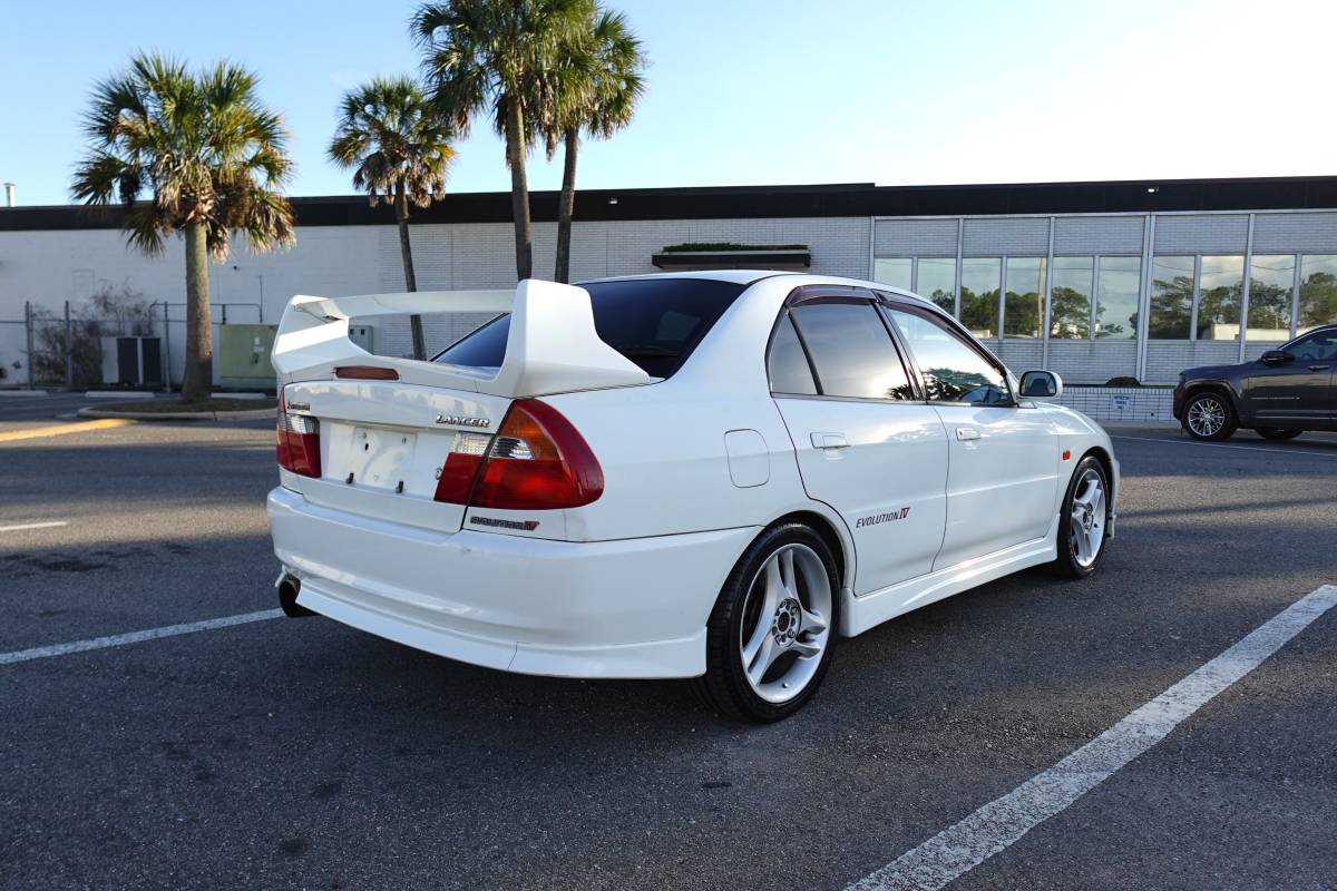 Mitsubishi-lancer-evolution-1996-white-7