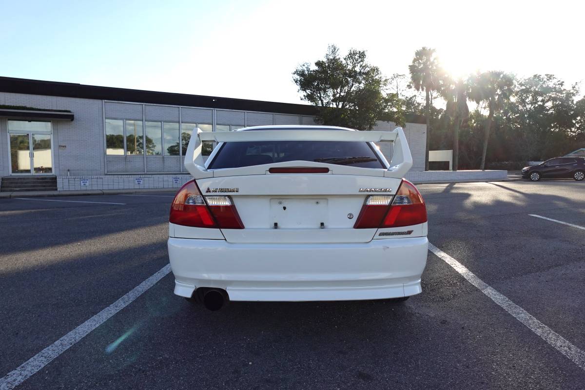 Mitsubishi-lancer-evolution-1996-white-8