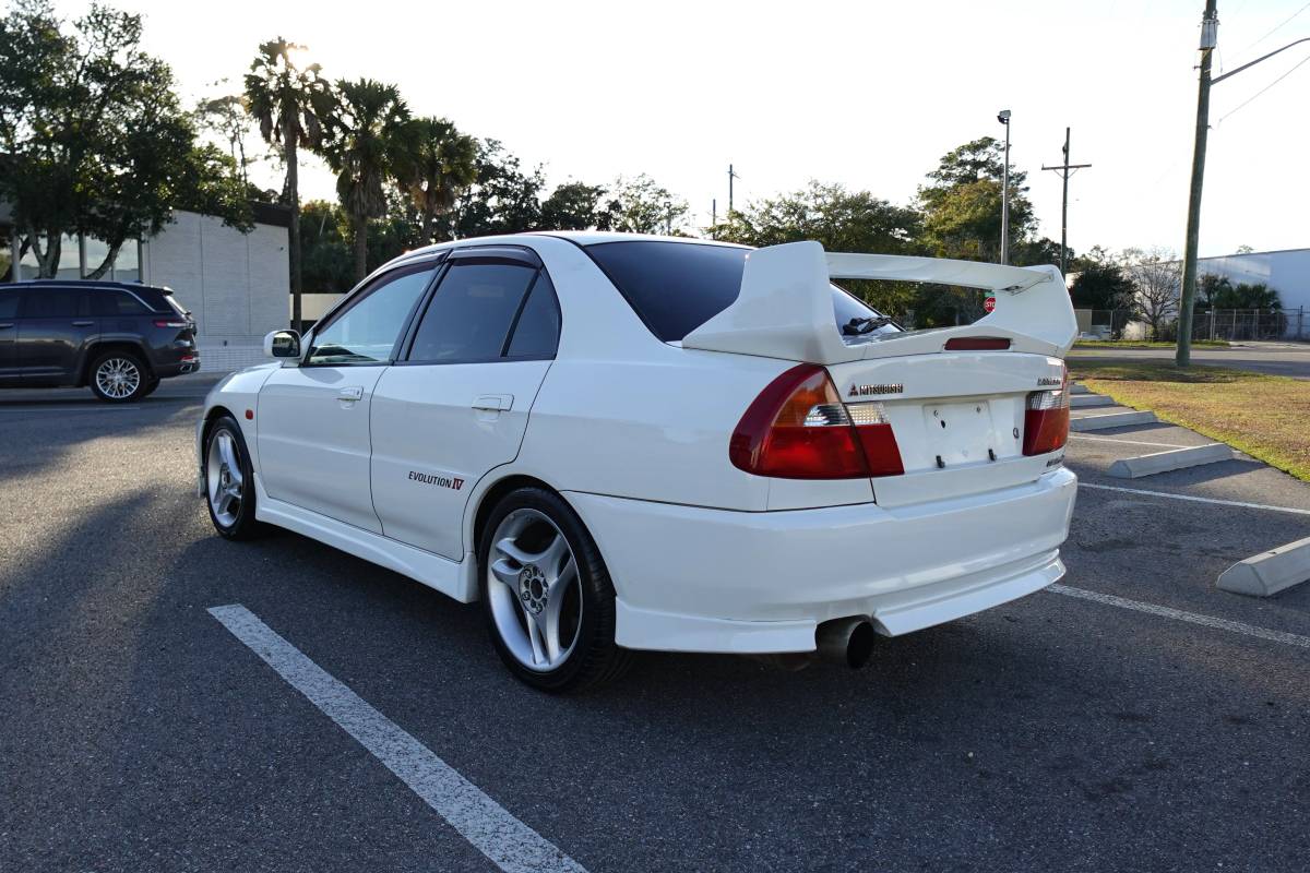 Mitsubishi-lancer-evolution-1996-white-9
