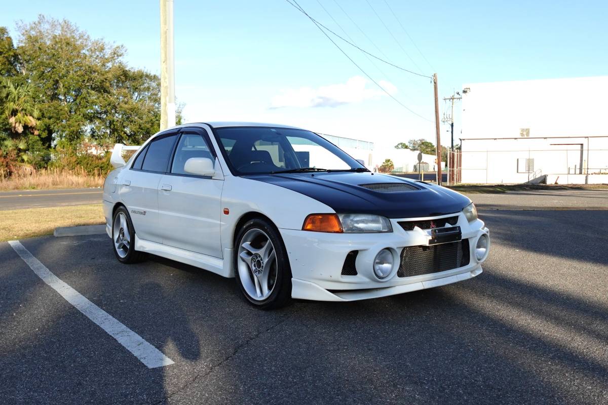 Mitsubishi-lancer-evolution-1996-white