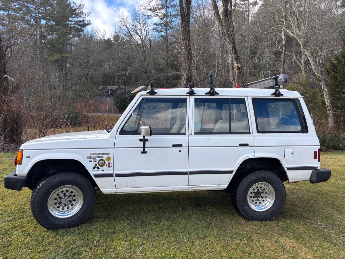 Mitsubishi-montero-rs-1990-white-1