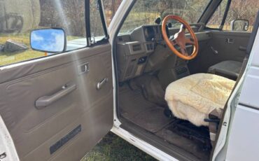 Mitsubishi-montero-rs-1990-white-16