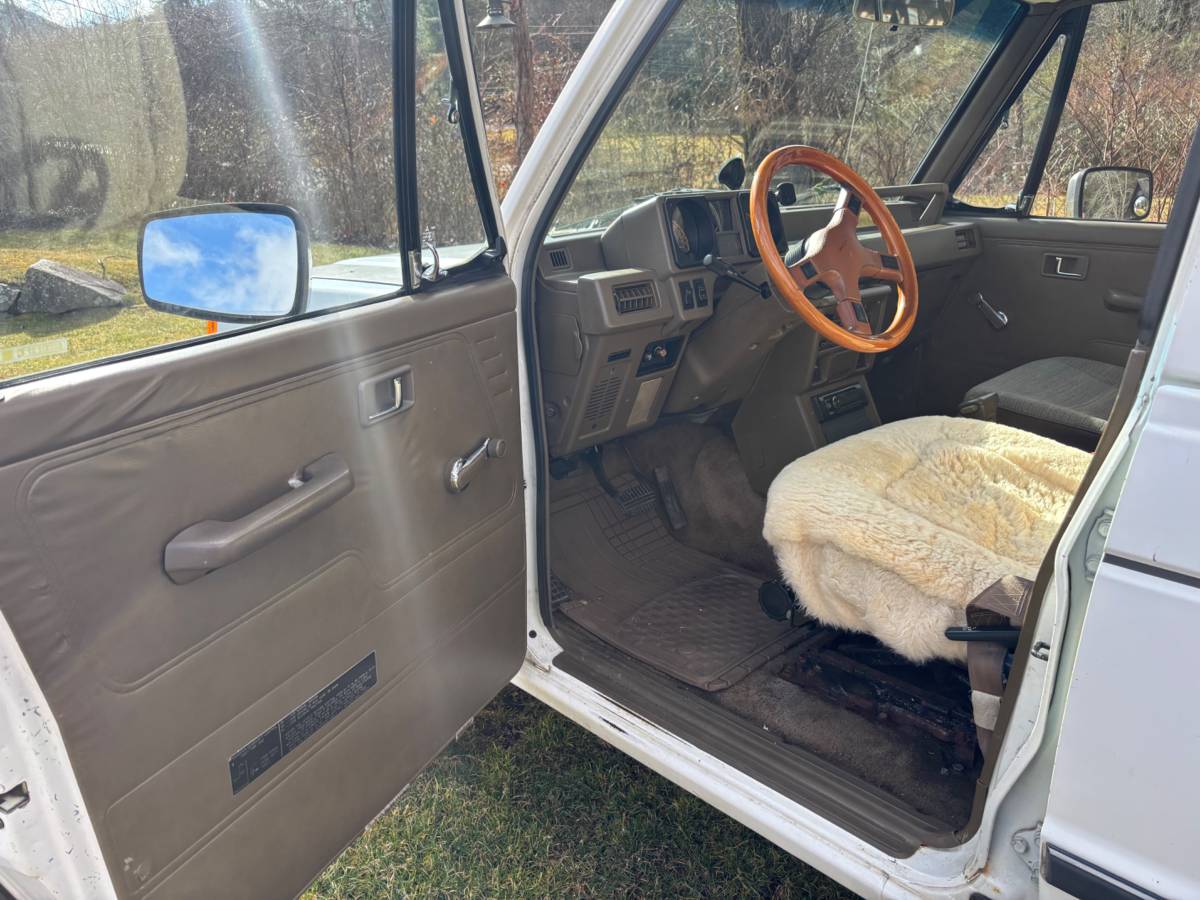 Mitsubishi-montero-rs-1990-white-16