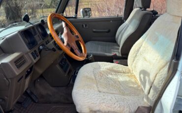 Mitsubishi-montero-rs-1990-white-17