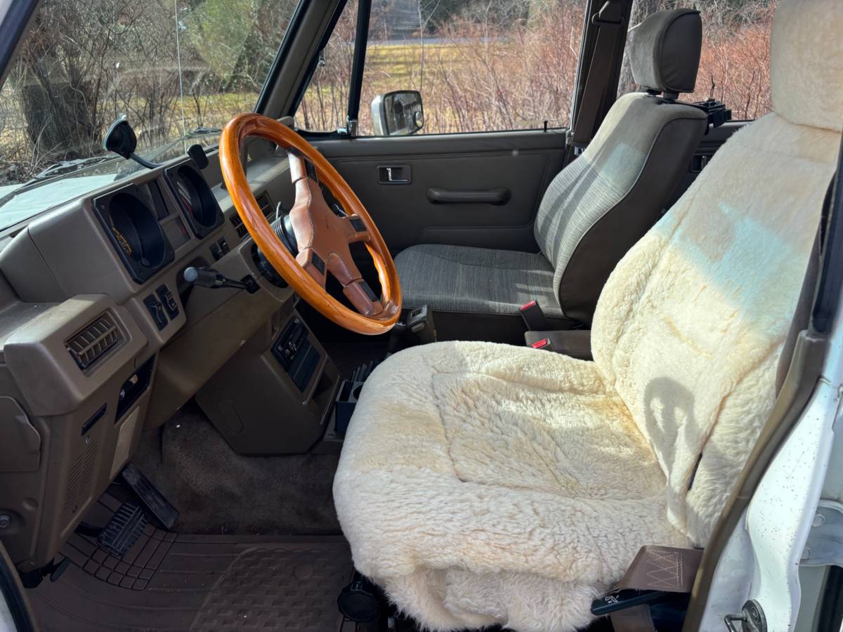 Mitsubishi-montero-rs-1990-white-17