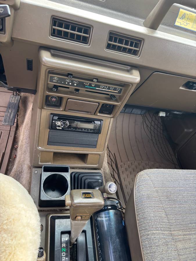 Mitsubishi-montero-rs-1990-white-18