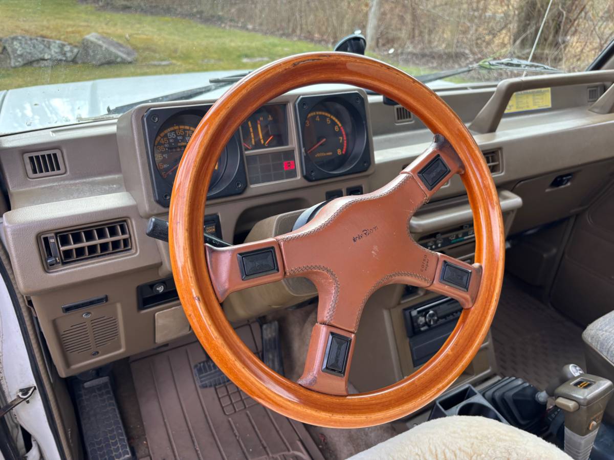 Mitsubishi-montero-rs-1990-white-20