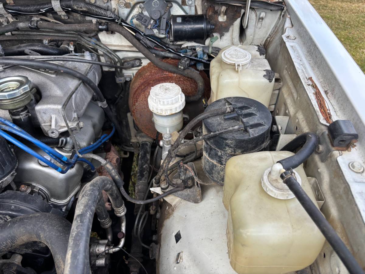 Mitsubishi-montero-rs-1990-white-23