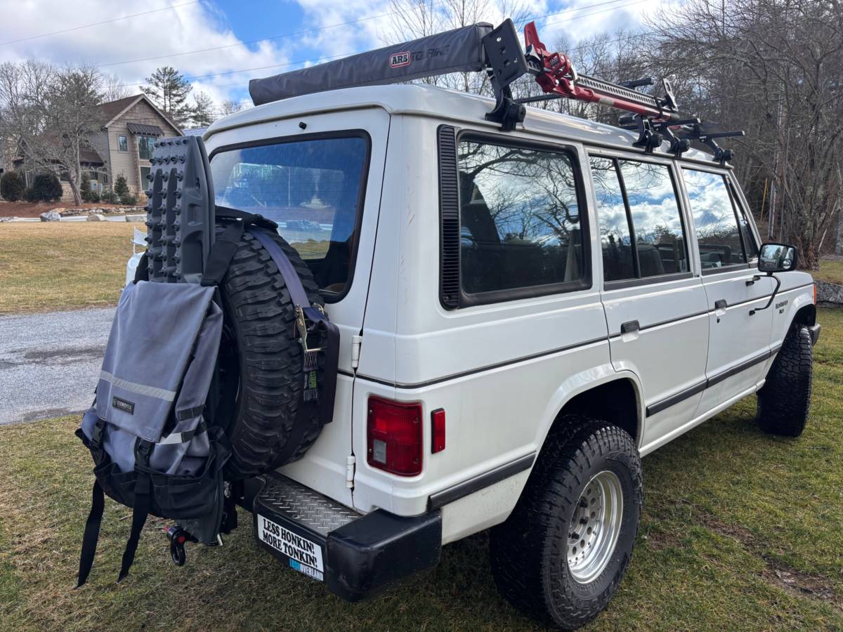 Mitsubishi-montero-rs-1990-white-3