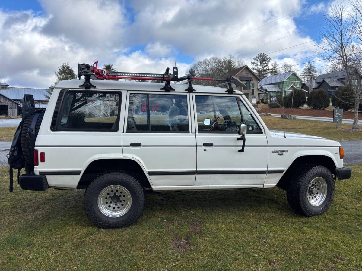 Mitsubishi-montero-rs-1990-white-4
