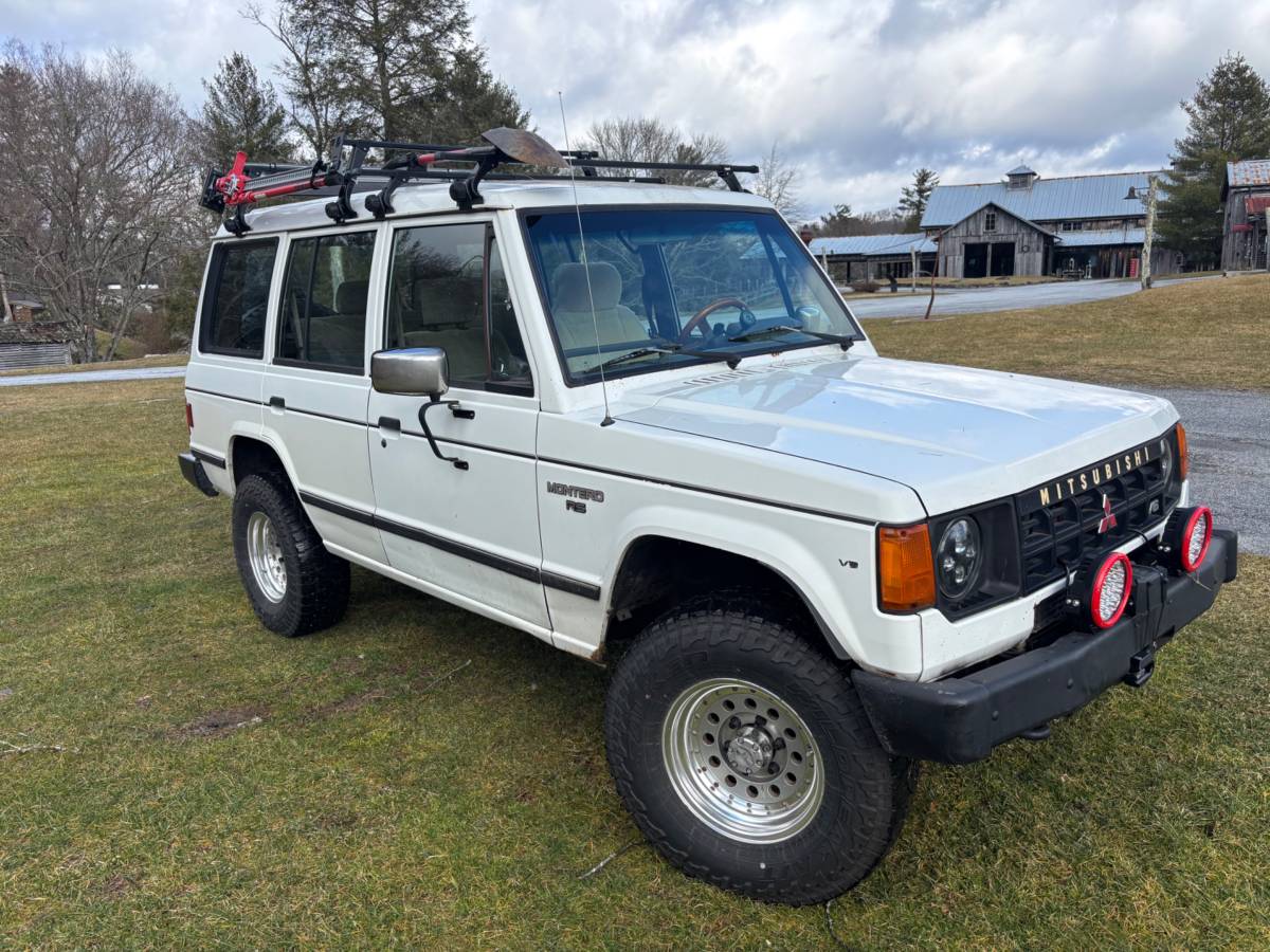 Mitsubishi-montero-rs-1990-white-8