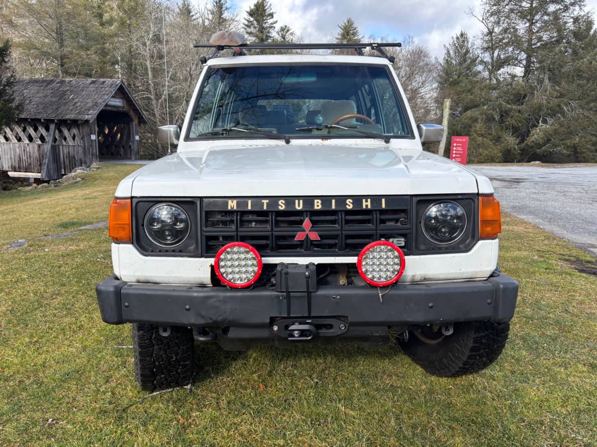 Mitsubishi-montero-rs-1990-white-9