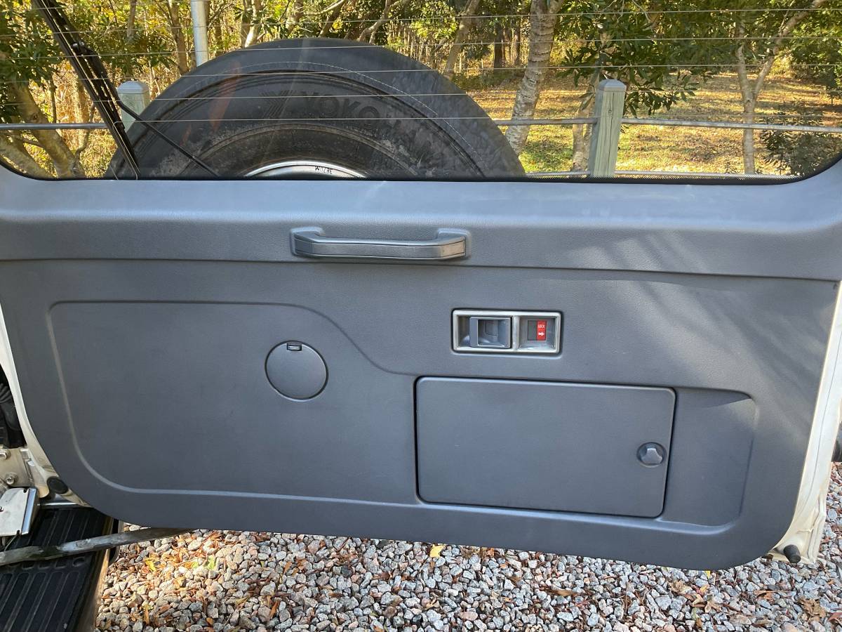 Mitsubishi-pajero-diesel-1992-white-21