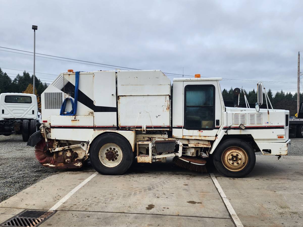 Mobil-sweeper-left-amp-right-hand-drive-diesel-1995-white-4