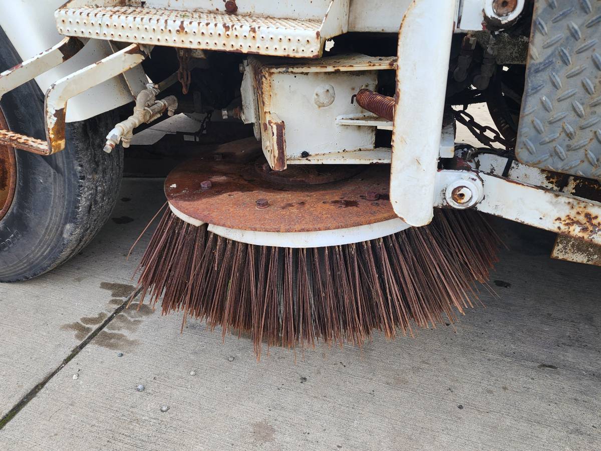 Mobil-sweeper-left-amp-right-hand-drive-diesel-1995-white-9